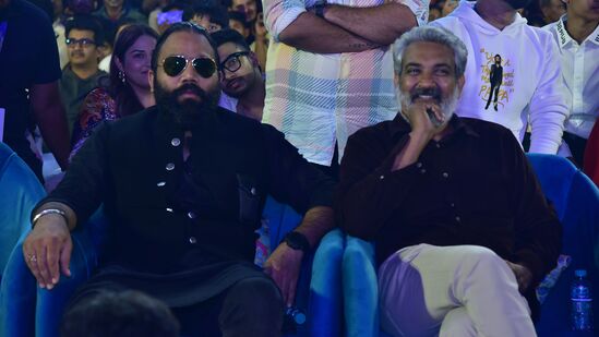 Animal Pre Release Event: సినిమా అంటే ఇలాగే తీయాలన్న రూల్స్ పక్కన పెట్టి నాకు నచ్చినట్లు తీస్తాననే డైరెక్టర్ సందీప్ రెడ్డి వంగా అని, అప్పట్లో రాంగోపాల్ వర్మ, ఇప్పుడు సందీప్ అలాంటి డైరెక్టర్లని రాజమౌళి అనడం విశేషం.