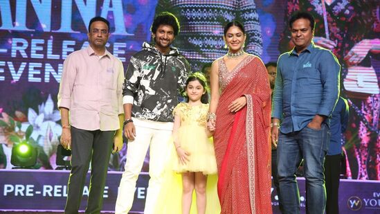 Hi Nanna Pre Release Event: హాయ్ నాన్న మూవీ డిసెంబర్ 7న ప్రేక్షకుల ముందుకు రాబోతోంది. ఈ సినిమా ట్రైలర్, పాటలకు మంచి రెస్పాన్స్ వచ్చింది.