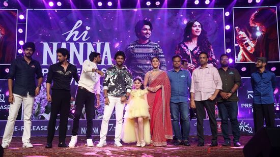 Hi Nanna Pre Release Event: విశాఖ సాగరతీరంలో జరిగిన హాయ్ నాన్న ప్రీ రిలీజ్ ఈవెంట్ కు వేల సంఖ్యలో అభిమానులు తరలి వచ్చారు.