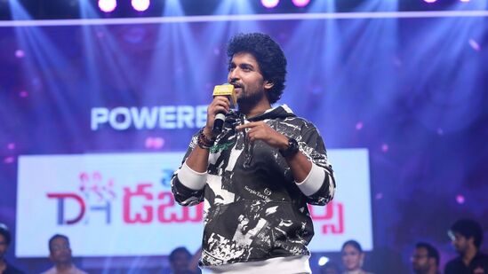 Hi Nanna Pre Release Event: డిసెంబర్ 1న రిలీజ్ కాబోయే యానిమల్ మూవీ నుంచి డిసెంబర్ 29న రిలీజ్ కానున్న సుమ తనయుడి మూవీ వరకూ అన్ని సినిమాలు హిట్ కావాలని నాని ఆకాంక్షించాడు. ఈ సందర్భంగా డిసెంబర్ 22న ప్రభాసన్న సలార్ రిలీజ్ కాబోతోందని నాని అనగానే ఫ్యాన్స్ అంతా ఒక్కసారిగా పెద్దగా అరిచారు.