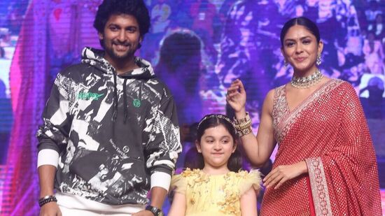 Hi Nanna Pre Release Event: హాయ్ నాన్న ప్రీ రిలీజ్ ఈవెంట్లో ఈ మూవీలోని ప్రధాన పాత్రలైన నాని, మహి, మృణాల్ ఠాకూర్ ప్రత్యేక ఆకర్షణగా నిలిచారు.