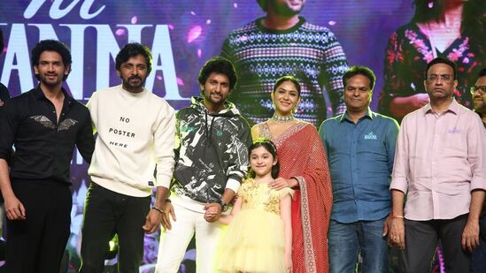 Hi Nanna Pre Release Event: హాయ్ నాన్న మూవీ ప్రీ రిలీజ్ ఈవెంట్ సందర్భంగా స్టేజ్ పై ఈ మూవీ టీమ్.