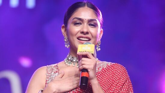 Hi Nanna Pre Release Event: హాయ్ నాన్న ప్రీ రిలీజ్ ఈవెంట్ కు రెడ్ శారీలో వచ్చిన మృణాల్ ఠాకూర్ చాలా క్యూట్ గా, అందంగా కనిపించింది.