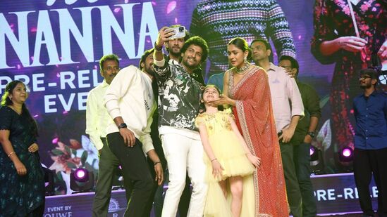 Hi Nanna Pre Release Event: ప్రీ రిలీజ్ ఈవెంట్లో నాని ఇలా సెల్ఫీలతో సందడి చేశాడు.