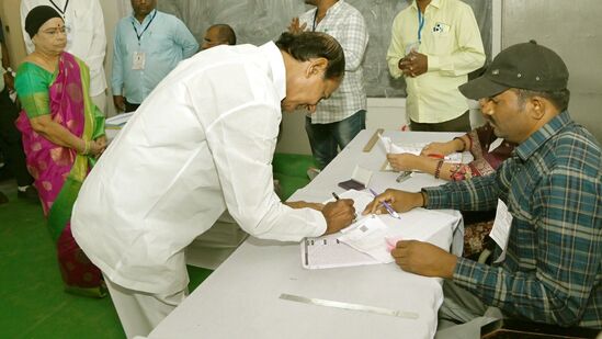 పోలింగ్ కేంద్రంలో సంతకం చేస్తున్న ముఖ్యమంత్రి కేసీఆర్,&nbsp;