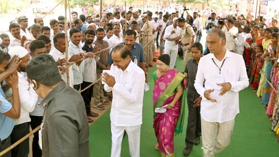 పోలింగ్ కేంద్రంలో ముఖ్యమంత్రి కేసీఆర్ దంపతులతో పాటు మంత్రి హరీశ్ రావు కూడా ఉన్నారు. కేసీఆర్ ను చూసేందుకు ఓటర్లు ఆసక్తి చూపారు.