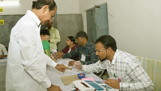 పోలింగ్ కేంద్రంలో ముఖ్యమంత్రి కేసీఆర్ వేలుకు సిరా చిక్కాను పెడుతున్న ఎన్నికల సిబ్బంది.