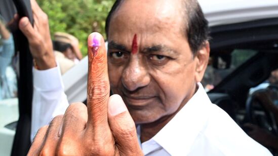 ఓటు వేసిన తర్వాత… ఫొటోకు ఫోజు ఇచ్చారు బీఆర్ఎస్ అధినేత, ముఖ్యమంత్రి కేసీఆర్