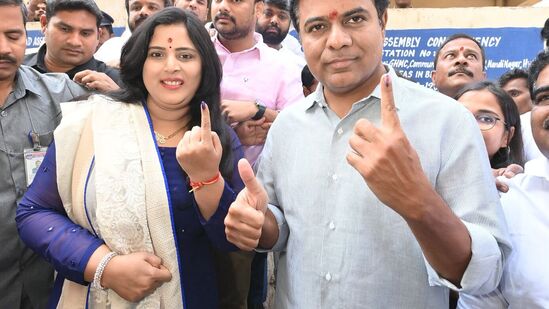 జూబ్లీహిల్స్ లోని నందినగర్ లో ఓటు హక్కును వినియోగించుకున్న మంత్రి కేటీఆర్ దంపతులు