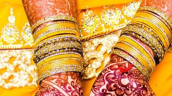 ఇక విశాఖపట్నంలోనూ ఇవే రేట్లు కొనసాగుతున్నాయి. 10గ్రాముల 22 క్యారెట్ల గోల్డ్​ ధర రూ. 57,700గాను, 24 క్యారెట్ల పసిడి ధర రూ. 62,950గాను ఉంది. 100 గ్రాముల సిల్వర్​ రేటు రూ. 8,250గా ఉంది.