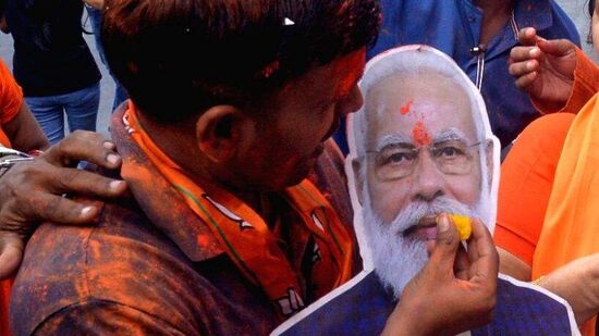 బీజేపీ విజయంతో ప్రధాని నరేంద్ర మోదీ చిత్రపటానికి స్వీట్ తినిపిస్తున్న కార్యకర్త <p>బీజేపీ విజయంతో ప్రధాని నరేంద్ర మోదీ చిత్రపటానికి స్వీట్ తినిపిస్తున్న కార్యకర్త</p>