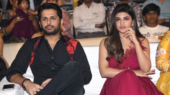 <p>వక్కంతం వంశీ దర్శకత్వం వహించిన ఎక్స్ ట్రా ఆర్డినరీ మ్యాన్ ప్రీ రిలీజ్ ఈవెంట్‌లో హీరో నితిన్‌తో హీరోయిన్ శ్రీలీల ఫొటోలు వైరల్ అవుతున్నాయి.&nbsp;</p>