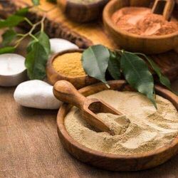 <p>ఆయుర్వేదంలో అశ్వగంధకు ప్రత్యేక స్థానం ఉంది. దీని పొడిని నీళ్లలో కలిపి తాగడం వల్ల ఒత్తిడి హార్మోన్ల ఉత్పత్తిని నివారిస్తుంది. ఇది నిద్రలేమిని కూడా దూరం చేస్తుంది.&nbsp;</p>