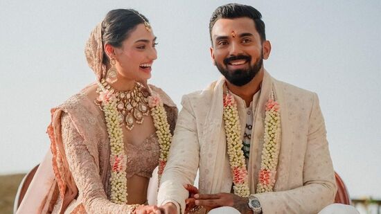 Team India Weddings: ఈ ఏడాది పెళ్లి తంతు మొదలు పెట్టింది కేఎల్ రాహులే. అతడు జనవరి 23వ తేదీన బాలీవుడ్ నటి అతియా శెట్టిని పెళ్లి చేసుకున్నాడు.