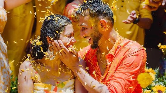 Team India Weddings: పేస్ బౌలర్ ప్రసిద్ధ్ కృష్ణ కూడా జూన్ 8న పెళ్లితో ఒక ఇంటివాడయ్యాడు. అతడు రచన అనే అమ్మాయిని పెళ్లి చేసుకున్నాడు. ఆ సమయంలో గాయం కారణంగా జట్టుకు దూరమై పెళ్లి తంతు ముగించేశాడు.