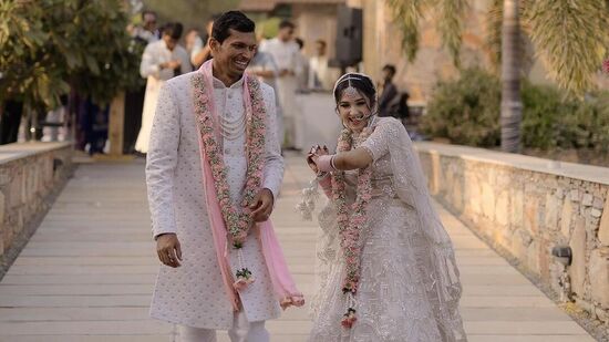 Team India Weddings: ఇండియన్ టీమ్ కు ఆడిన మరో పేస్ బౌలర్ నవదీప్ సైనీ కూడా నవంబర్ 24న పెళ్లి చేసుకున్నాడు. తన గర్ల్‌ఫ్రెండ్ స్వాతి ఆస్తానాను అతడు పెళ్లాడాడు.