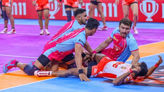 PKL 2023 Points Table: డిఫెండింగ్ ఛాంపియన్ జైపూర్ పింక్ పాంథర్స్ 4 మ్యాచ్ లలో 1 గెలిచి, 2 ఓడి, 1 డ్రా చేసుకుని 10 పాయింట్లతో 8వ స్థానంలో ఉంది.