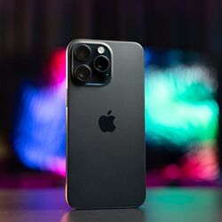 <p>1. iPhone 15 Pro Max - Apple ఫ్లాగ్‌షిప్ స్మార్ట్‌ఫోన్ ఇది. వెనుకవైపు 48MP ప్రైమరీ సెన్సార్‌తో ట్రిపుల్ కెమెరా సెటప్‌ను కలిగి ఉంది. అలాగే, కొత్త 5X టెలిఫోటో లెన్స్‌ తో వస్తుంది. ప్రస్తుతం మార్కెట్లో ఉన్న ఉత్తమ కెమెరా స్మార్ట్‌ఫోన్‌లలో ఇది బెస్ట్ గా పరిగణిస్తారు. ఇందులో A17 Pro SoC చిప్ సెట్ ఉంటుంది. Apple తన స్మార్ట్ ఫోన్ లలో కన్సోల్ గేమ్‌లను కూడా అందించడం ప్రారంభించింది, రెసిడెంట్ ఈవిల్ విలేజ్ యాప్ స్టోర్‌లో ఇప్పటికే అందుబాటులో ఉంది. డెత్ స్ట్రాండింగ్ వంటి గేమ్‌లు అందుబాటులో ఉన్నాయి. ఈ ఫోన్ అడాప్టివ్ 120Hz రిఫ్రెష్ రేట్‌తో 6.7-అంగుళాల సూపర్ రెటినా XDR డిస్‌ప్లేను కలిగి ఉంది.</p>