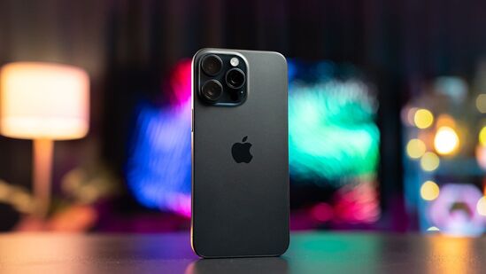 1. iPhone 15 Pro Max - Apple ఫ్లాగ్‌షిప్ స్మార్ట్‌ఫోన్ ఇది. వెనుకవైపు 48MP ప్రైమరీ సెన్సార్‌తో ట్రిపుల్ కెమెరా సెటప్‌ను కలిగి ఉంది. అలాగే, కొత్త 5X టెలిఫోటో లెన్స్‌ తో వస్తుంది. ప్రస్తుతం మార్కెట్లో ఉన్న ఉత్తమ కెమెరా స్మార్ట్‌ఫోన్‌లలో ఇది బెస్ట్ గా పరిగణిస్తారు. ఇందులో A17 Pro SoC చిప్ సెట్ ఉంటుంది. Apple తన స్మార్ట్ ఫోన్ లలో కన్సోల్ గేమ్‌లను కూడా అందించడం ప్రారంభించింది, రెసిడెంట్ ఈవిల్ విలేజ్ యాప్ స్టోర్‌లో ఇప్పటికే అందుబాటులో ఉంది. డెత్ స్ట్రాండింగ్ వంటి గేమ్‌లు అందుబాటులో ఉన్నాయి. ఈ ఫోన్ అడాప్టివ్ 120Hz రిఫ్రెష్ రేట్‌తో 6.7-అంగుళాల సూపర్ రెటినా XDR డిస్‌ప్లేను కలిగి ఉంది.