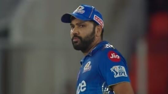 జట్టుకు ఐదు ఐపీఎల్ ట్రోఫీలు అందించిన సక్సెస్ ఫుల్ కెప్టెన్, గ్రేట్ ప్లేయర్ రోహిత్ శర్మను.. సారథ్యం నుంచి ఎలా తప్పిస్తారని ముంబై ఇండియన్స్ ఫ్రాంచైజీని అభిమానులు ప్రశ్నిస్తున్నారు. ఈ చర్య పట్ల ఆగ్రహం వ్యక్తం చేస్తున్నారు.&nbsp;