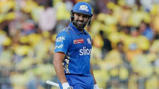 రోహిత్ శర్మను కెప్టెన్సీని తీసేసినందుకు చాలా మంది అభిమానులు సోషల్ మీడియాలో ముంబై ఇండియన్స్ అకౌంట్లను అన్‍ఫాలో అవుతున్నారు. ఇన్‍స్టాగ్రామ్‍లో ఆ ఫ్రాంచైజీ అకౌంట్‍కు ఒక్క రోజులో 5 లక్షల ఫాలోవర్లు తగ్గారు. ప్రస్తుతం 12.7 మిలియన్ ఫాలోవర్లు ఉన్నారు. &nbsp;