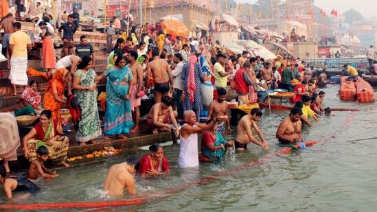 గంగానదిలో స్నానమాచారిస్తున్న భక్తులు 