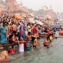 గంగానదిలో స్నానమాచారిస్తున్న భక్తులు 