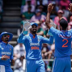 <p>Arshdeep Singh Record: టీ20 సిరీస్ ను 1-1తో సమం చేసిన ఇండియన్ టీమ్.. వన్డే సిరీస్ ను ఘనంగా ప్రారంభించిన విషయం తెలిసిందే. తొలి వన్డేలో 8 వికెట్లతో గెలిచి మూడు వన్డేల సిరీస్ లో 1-0 ఆధిక్యం సంపాదించింది.</p>