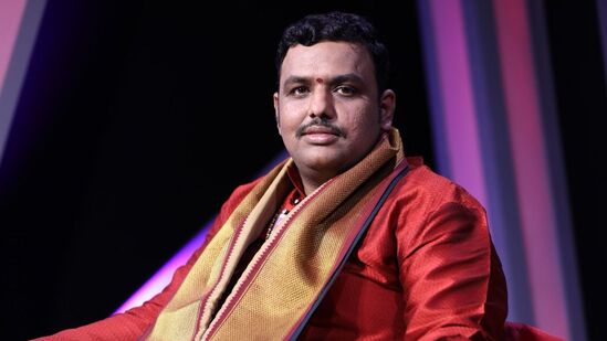 బ్రహ్మశ్రీ చిలకమర్తి ప్రభాకర చక్రవర్తి శర్మ, మొబైల్‌ : 9494981000