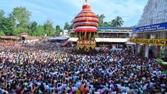 కర్ణాటకలోని ప్రముఖ ధార్మిక క్షేత్రాలలో ఒకటైన కుక్కే సుబ్రహ్మణ్యలో చంపా షష్టి రథోత్సవం సోమవారం ఉదయం కోలాహలంగా జరిగింది. కార్తికేయ, మురుగన్, స్కంద, వేలన్ కుమారన్ వంటి పలు పేర్లతో సుబ్రమణ్య స్వామిని పిలుచుకుంటారు. శివుడు, పార్వతి దేవిల రెండో కుమారుడు సుబ్రమణ్య స్వామి. కుక్కే సుబ్రహ్మణ్యంలో ప్రసిద్ధ చంపషష్టి జరుపుకుంటారు.