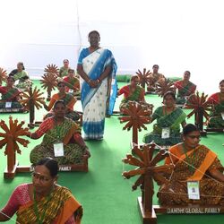 <p>శీతాకాల విడిది కోసం హైదరాబాద్‌కు చేరుకున్నారు. ద్రౌపది ముర్ము. ఈ నెల 23 వరకు తెలంగాణలో పర్యటించనున్నారు. ఇందులో భాగంగా బుధవారం యాదాద్రి భువనగిరి జిల్లా భూదాన్ పోచంపల్లిలో పర్యటించారు.</p>