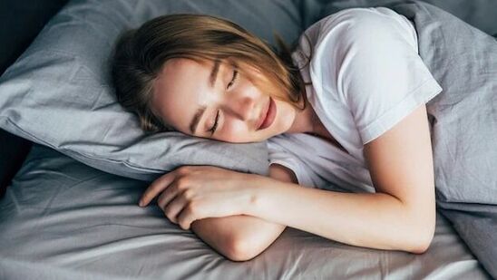 పడుకునే ముందు, మీ చుట్టూ ఎలాంటి ఎలక్ట్రానిక్ గాడ్జెట్లు లేవని నిర్ధారించుకోండి. నిద్రవేళకు గంట ముందు నుంచి కంప్యూటర్ కు, టీవీకి, స్మార్ట్ ఫోన్ కు దూరంగా ఉండండి. పడుకునే ముందు, మీ చుట్టూ ఎలాంటి ఎలక్ట్రానిక్ గాడ్జెట్లు లేవని నిర్ధారించుకోండి. నిద్రవేళకు గంట ముందు నుంచి కంప్యూటర్ కు, టీవీకి, స్మార్ట్ ఫోన్ కు దూరంగా ఉండండి.