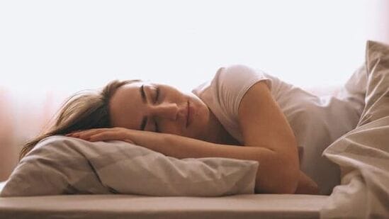 నిద్ర షెడ్యూల్లలో మార్పులు క్యాన్సర్ ప్రమాదాన్ని పెంచవచ్చని సైంటిస్ట్ ల పరిశోధనల్లో తేలింది. రాత్రిపూట 6 గంటల కంటే తక్కువ నిద్రపోయేవారికి, పగటిపూట నిద్రకు దూరంగా ఉన్నవారికి క్యాన్సర్ వచ్చే ప్రమాదం ఎక్కువగా ఉంటుందని వారి అధ్యయనంలో తేలింది. నిద్ర షెడ్యూల్లలో మార్పులు క్యాన్సర్ ప్రమాదాన్ని పెంచవచ్చని సైంటిస్ట్ ల పరిశోధనల్లో తేలింది. రాత్రిపూట 6 గంటల కంటే తక్కువ నిద్రపోయేవారికి, పగటిపూట నిద్రకు దూరంగా ఉన్నవారికి క్యాన్సర్ వచ్చే ప్రమాదం ఎక్కువగా ఉంటుందని వారి అధ్యయనంలో తేలింది.