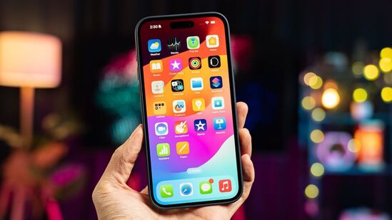 సంక్లిష్టమైన iPhone పాస్‌వర్డ్‌ను ఏర్పాటు చేసుకోవడానికి, ముందుగా ఫోన్ లోని సెట్టింగ్స్ లోకి వెళ్లాలి. అందులోని "ఫేస్ ID &amp; పాస్‌వర్డ్"కి వెళ్లి, ఆపై "పాస్‌వర్డ్ మార్చు"కి వెళ్లండి. కొత్త పాస్‌వర్డ్‌ను రూపొందించే ముందు మీ పాత పాస్‌వర్డ్‌ను ఎంటర్ చేయమని అడుగుతారు. ఆపై “పాస్కోడ్ ఎంపికకు వెళ్లి, “కస్టమ్ ఆల్ఫాన్యూమరిక్ కోడ్” ఎంచుకోండి.