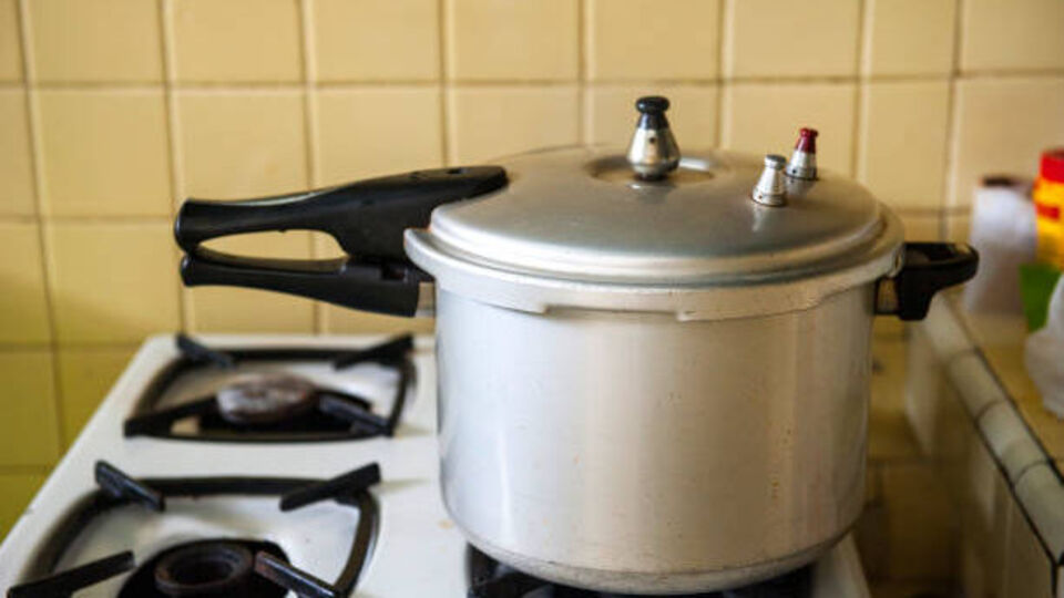 Pressure Cooker Disadvantages ప్రెషర్ కుక్కర్‌లో వండకూడని ఆహారాలివే.. తెలిస్తే వండరుnever