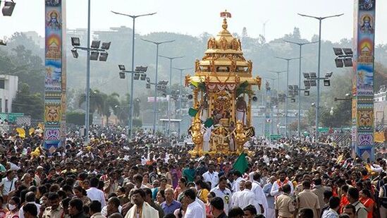 శ్రీదేవి భూదేవి సమేత శ్రీ మలయప్ప స్వామివారు రథాన్ని అధిరోహించి నాలుగు మాడ వీధుల్లో భక్తులకు దర్శనమిచ్చారు.