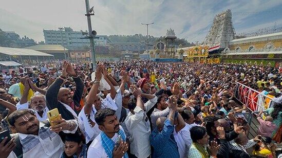 ఆల‌య మాడ వీధుల్లో స్వ‌ర్ణ‌ర‌థంపై విహ‌రించిన శ్రీదేవి, భూదేవి స‌మేత శ్రీ మ‌ల‌య‌ప్ప‌స్వామివారిని గ్యాల‌రీల్లో పెద్ద సంఖ్య‌లో భ‌క్తులు ద‌ర్శించుకున్నారు. ఈ సంద‌ర్భంగా గోవింద‌నామ‌స్మ‌ర‌ణ‌తో తీరుమల వీధులు మార్మోగాయి.&nbsp;