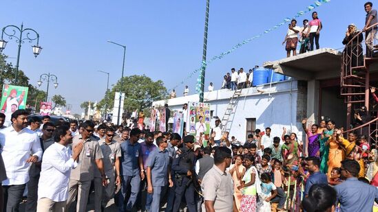 సింహాద్రిపురంలో ముఖ్యమంత్రి జగన్ మోహన్ రెడ్డికి ఘన స్వాగతం పలికిన ప్రజలు