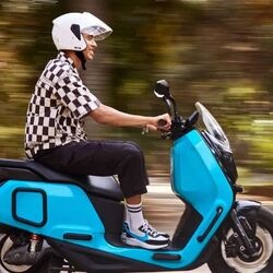 <p>రివర్​ ఇండీ ఎలక్ట్రిక్​ స్కూటర్​లో 4 కేడబ్ల్యూహెచ్​ బ్యాటరీ ప్యాక్​ ఉంటుంది. దీని రేంజ్​ 120 కి.మీలు. ఈ మోడల్​ ఎక్స్​షోరూం ధర రూ. 1.25లక్షలు.</p>