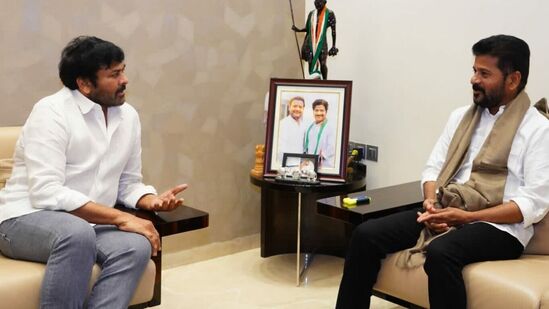 సీఎం రేవంత్ రెడ్డి, చిరంజీవి కాసేపు భేటీ అయ్యారు. సినిమాలు, రాజకీయాలు సహా మరిన్ని విషయాలు చర్చకు వచ్చినట్టు తెలుస్తోంది.&nbsp;