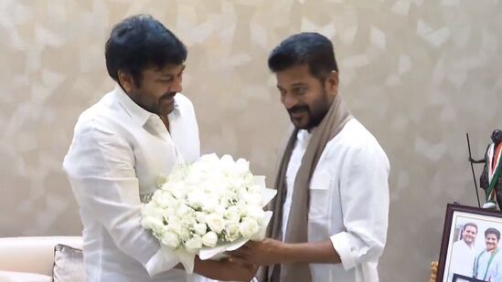 హైదరాబాద్‍లోని రేవంత్ రెడ్డి నివాసానికి వెళ్లి నేడు ఆయనను కలిశారు చిరంజీవి. రేవంత్‍కు పుష్పగుచ్చం అందించి, శాలువా వేసి అభినందించారు. ఇద్దరూ నవ్వుతూ ముచ్చటించుకున్నారు.