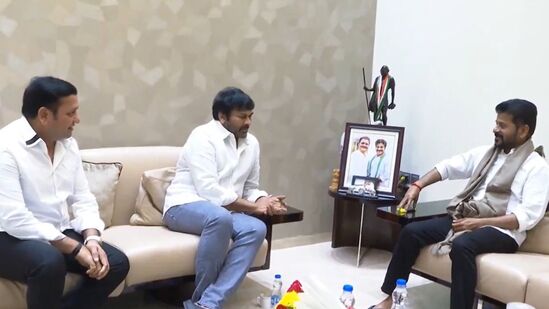 నవంబర్‌లో జరిగిన తెలంగాణ అసెంబ్లీ ఎన్నికల్లో కాంగ్రెస్ పార్టీ విజయం సాధించగా.. రేవంత్ రెడ్డి సీఎం అయ్యారు. చిరంజీవి కూడా కాంగ్రెస్ పార్టీలోనే ఉండగా.. ప్రస్తుతం రాజకీయాల్లో ఆయన క్రియాశీలకంగా లేరు. సినిమాలపైనే పూర్తి దృష్టి సారించారు.