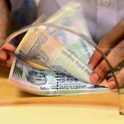 <p>Indian Bank: ఇండియన్ బ్యాంక్ స్టాక్ కు బ్రోకరేజ్ సంస్థ రూ. 497 టార్గెట్ ధరగా పేర్కొంది. ఇది 20% పెరుగుదలను సూచిస్తుంది. అడ్వాన్సులు, డిపాజిట్లలో ఆరోగ్యకరమైన వృద్ధితో పాటు అసెట్ క్వాలిటీలో మెరుగుదలని బ్యాంక్ సాధించింది. డిజిటల్ బ్యాంకింగ్‌ ద్వారా వ్యాపారాన్ని వ్యూహాత్మకంగా విస్తరిస్తోంది.</p>