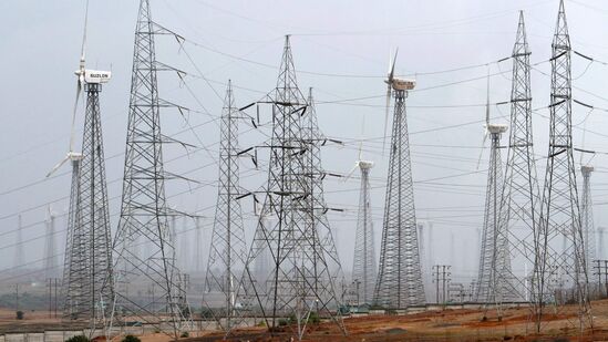 Kalpataru Power Projects: కల్పతరు పవర్ ప్రాజెక్ట్స్ కుబ్రోకరేజ్ సంస్థ రూ.761 టార్గెట్ ధర ను నిర్ణయించింది. ఇది ప్రస్తుత ధరపై 21% పెరుగుదలను సూచిస్తుంది. కంపెనీ నిర్వహణ ప్రకారం, డేటా సెంటర్లు, విమానాశ్రయాలు, హెవీ సివిల్, డిజైన్-బిల్డ్ B&amp;F ప్రాజెక్ట్‌లు, పారిశ్రామిక ప్రాజెక్టులు వంటి రంగాలలో సంస్థ బలంగా దూసుకుపోతోంది.