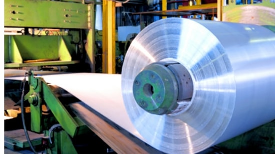 Hindalco Industries: హిండాల్కో ఇండస్ట్రీస్ టార్గెట్ ధరను రూ. 690 గా బ్రోకరేజ్ సంస్థ SMC గ్లోబల్ భావిస్తోంది, ఇది ప్రస్తుత ధరపై 24% పెరుగుదలను సూచిస్తుంది. ఈ సంస్థ బలమైన బ్యాలెన్స్ షీట్ ను కలిగి ఉంది. అలాగే, దీనికి దేశీయ డిమాండ్ బలంగా ఉంది, ముఖ్యంగా ఆటో, ఏరోస్పేస్, బేవరేజెస్ క్యాన్స్ నుంచి బలమైన దేశీయ డిమాండ్‌ ఉంది.