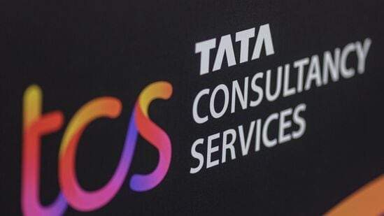 TCS: 2024 లో కచ్చితంగా లాభాలను ఆర్జించే సంస్థ టీసీఎస్. ఎస్ఎంసీ గ్లోబల్ అంచనాల ప్రకారం 2024 లో టీసీఎస్ టార్గెట్ ధర రూ. 4,308.