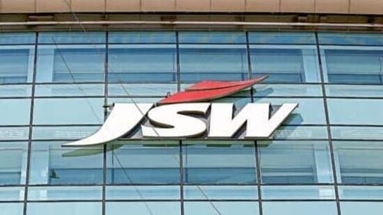 JSW Energy: జేఎస్ డబ్ల్యూ ఎనర్జీ పై &nbsp;బ్రోకరేజ్ సంస్థ రూ. 473 టార్గెట్ ధరను నిర్ణయించింది. ఇది 13% పెరుగుదలను సూచిస్తుంది. ఏప్రిల్ 2025 నాటికి 1 గిగావాట్ సోలార్ మాడ్యూల్ తయారీతో పాటుగా 2030 నాటికి 20 గిగావాట్ ఇన్‌స్టాల్ జెనరేషన్ కెపాసిటీ, 40 GWh/5 GW శక్తి నిల్వను చేరుకోవాలనే ప్రతిష్టాత్మక లక్ష్యాన్ని కంపెనీ పెట్టుకుంది. ఈ పెరుగుదల బ్యాలెన్స్ షీట్ పరిమాణం పెరగడానికి దారి తీస్తుంది.&nbsp;