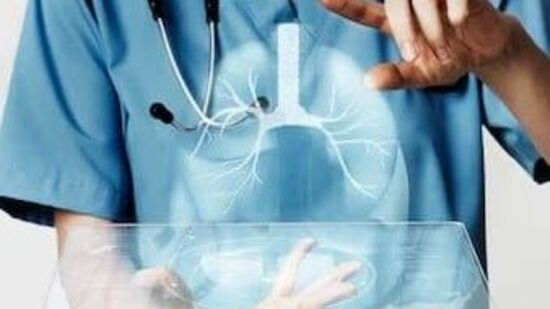 ఊపిరితిత్తుల కేన్సర్ పొగతాగేవారికి మాత్రమే కాదు. పొగాకు అలవాటు లేని వారికి కూడా వస్తుంది. లంగ్ కేన్సర్ కు సంబంధించిన ముఖ్య లక్షణాలు ఇక్కడ తెలుసుకోండి.