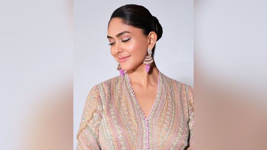రౌడీ హీరో విజయ్ దేవరకొండతో ప్రస్తుతం ఫ్యామిలీ స్టార్ చిత్రంలో హీరోయిన్‍గా నటిస్తున్నారు మృణాల్ ఠాకూర్. ఈ మూవీ 2024 మార్చిలో రిలీజ్ అయ్యే అవకాశాలు ఉన్నాయి. బాలీవుడ్‍లోనూ ఓ చిత్రం చేస్తున్నారు. వెబ్ సిరీస్‍ల్లోనూ మృణాల్ మెరుస్తున్నారు.&nbsp;