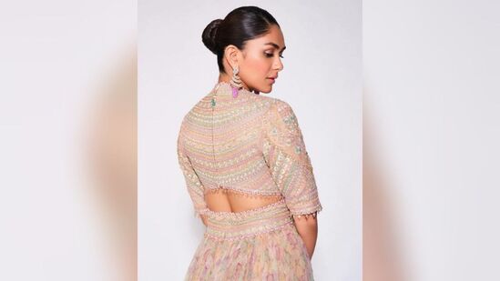 తరుణ్ థహిలియాన్ డిజైన్ చేసిన ఈ ఎథెనిక్ ఔట్‍ఫిట్‍లో మృణాల్ అదరగొట్టారు. ఈ డ్రెస్ ధర రూ.3.29లక్షలుగా ఉంది.&nbsp;